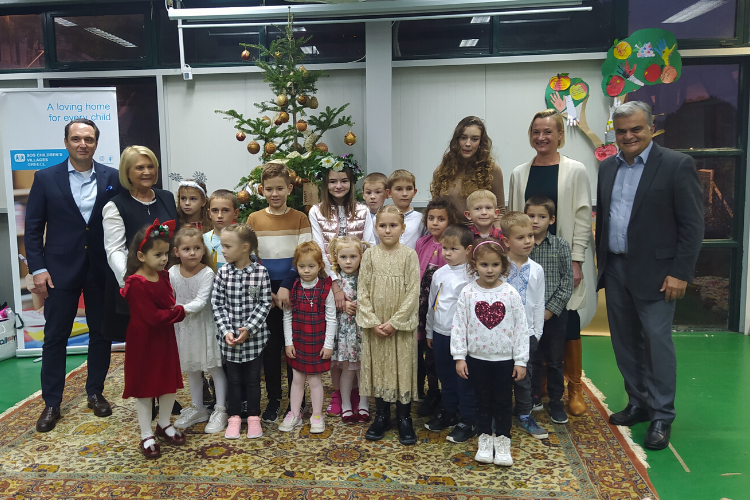 Χριστουγεννιάτικη γιορτή με τις ουκρανικές οικογένειες στο Παιδικό Χωριό SOS Βάρης